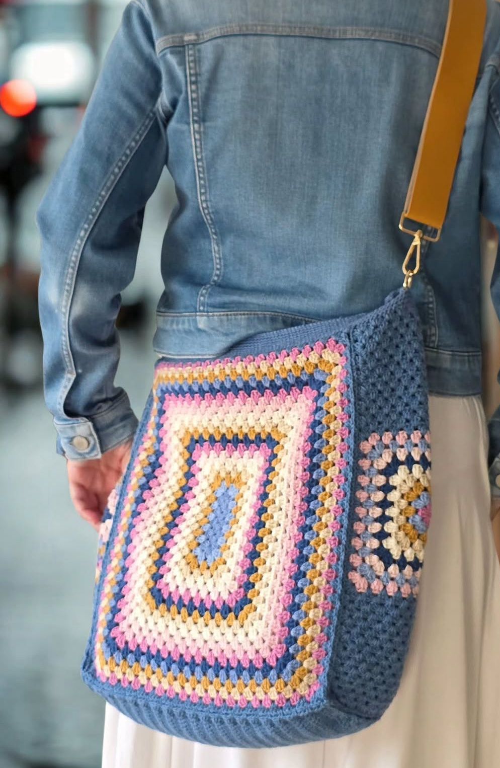 Bolsa Mandala Colorida em Crochê